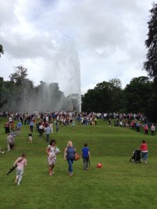 Sumer crowds spalshed by Stranway Fountain